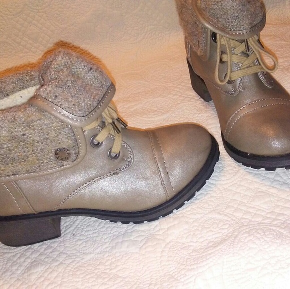 Roxy Boots Mountain and The Seas Boardriding Co. - Picture 2 of 6